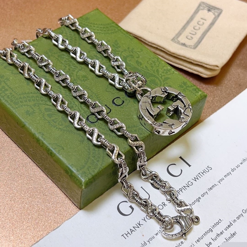 G*u*i necklaces